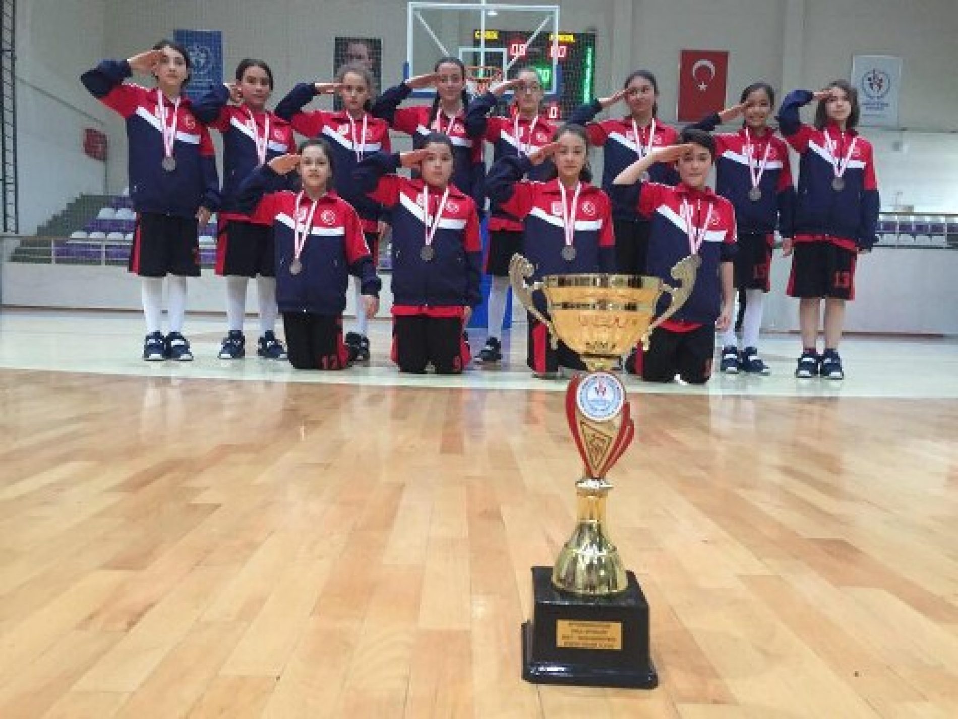Afyonkarahisar Yunus Emre Ortaokulu Kız Basketbol Takımı “TYSD 90. YIL” Logolu Formaları İle Kupayı Kazandı