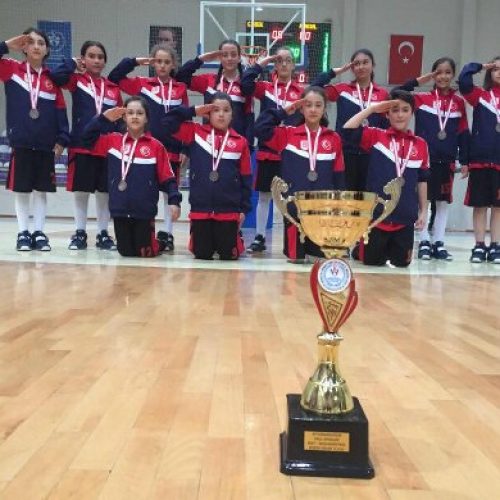 Afyonkarahisar Yunus Emre Ortaokulu Kız Basketbol Takımı “TYSD 90. YIL” Logolu Formaları İle Kupayı Kazandı