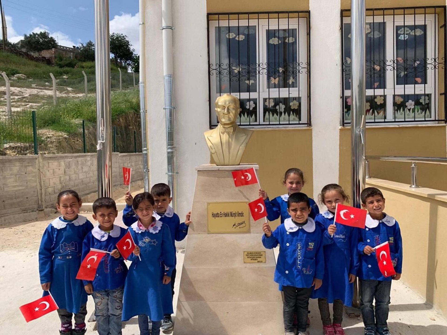 TYSD Üsküdar Şubemizden Okullara Atatürk Büstü Armağanı