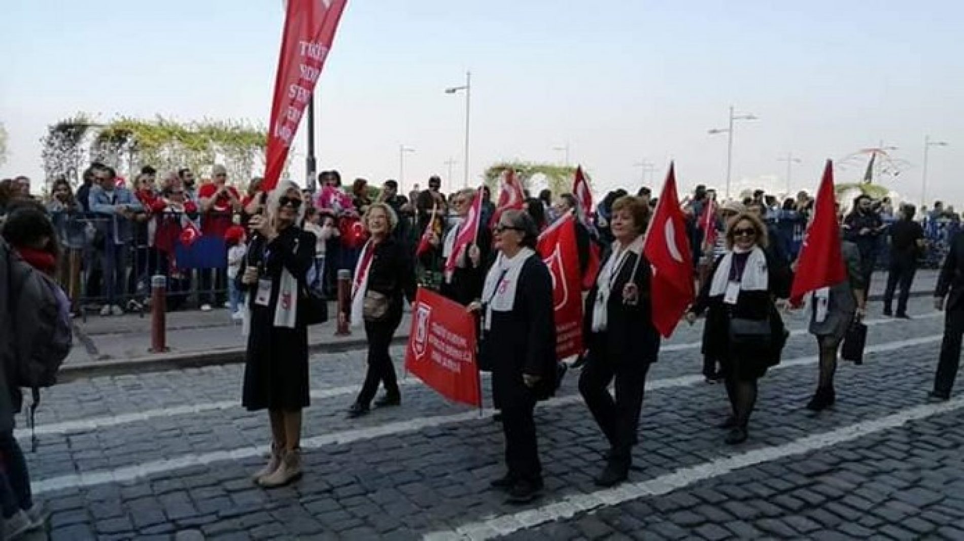 TYSD İzmir Şubemizin Cumhuriyet Meydanında Kortej Yürüyüşü…