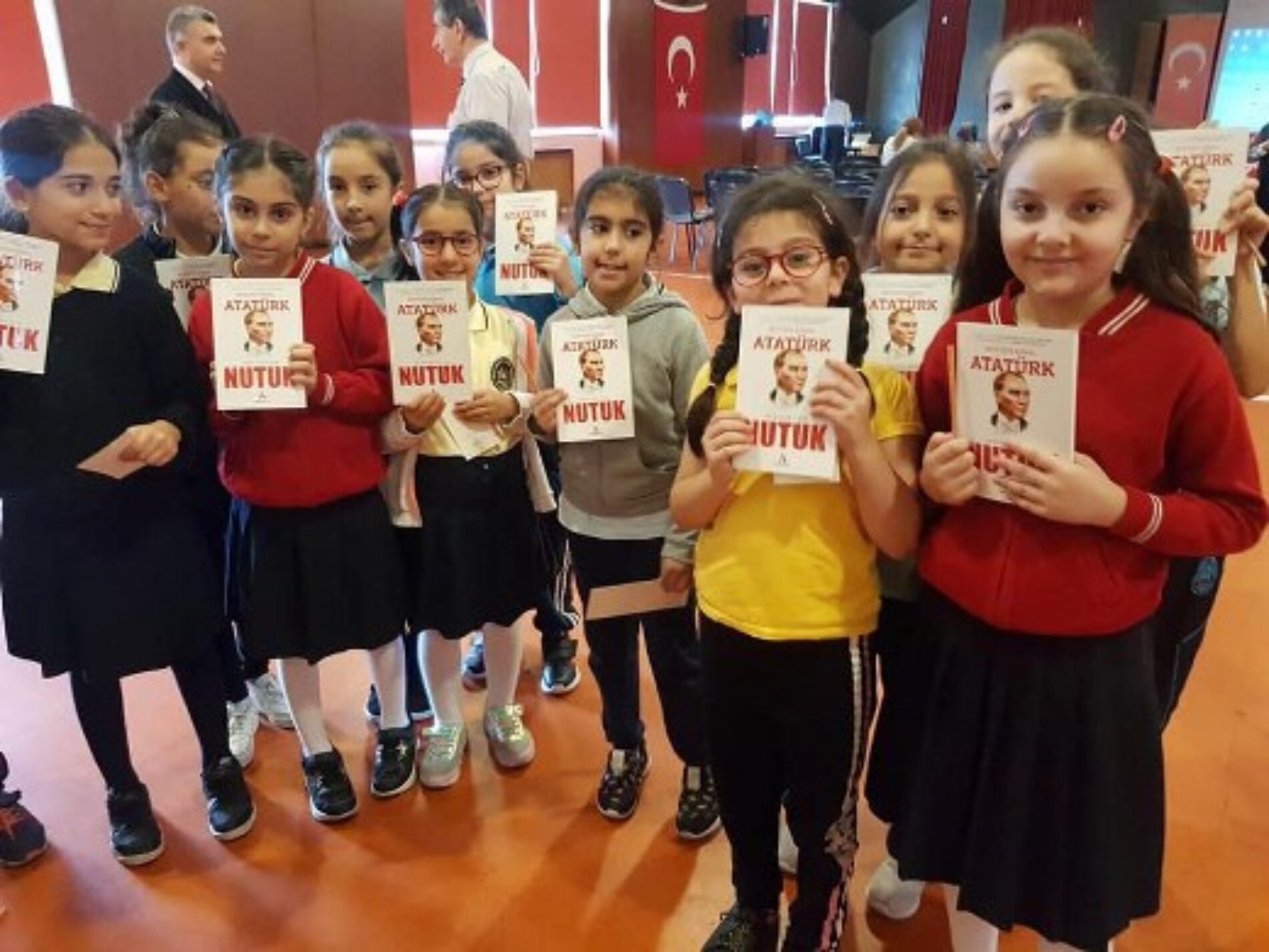 TYSD Beyoğlu Şubemizin Cumhuriyet Bayramı’nda Nutuk Kitabı Armağanı