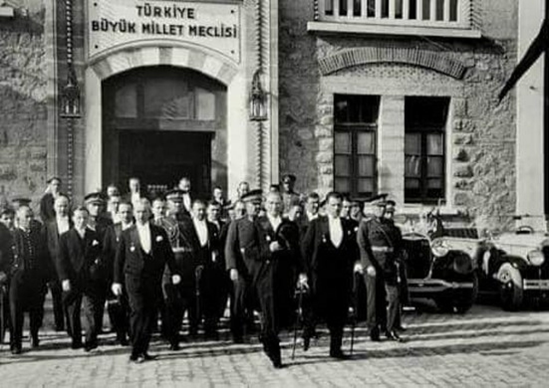 TYSD Genel Merkezi ve 131 Şubemiz Saltanatın Kaldırıldığı Günde Mustafa Kemal Atatürk’ü Sevgi, Saygı ve Minnetle Anmaktadır