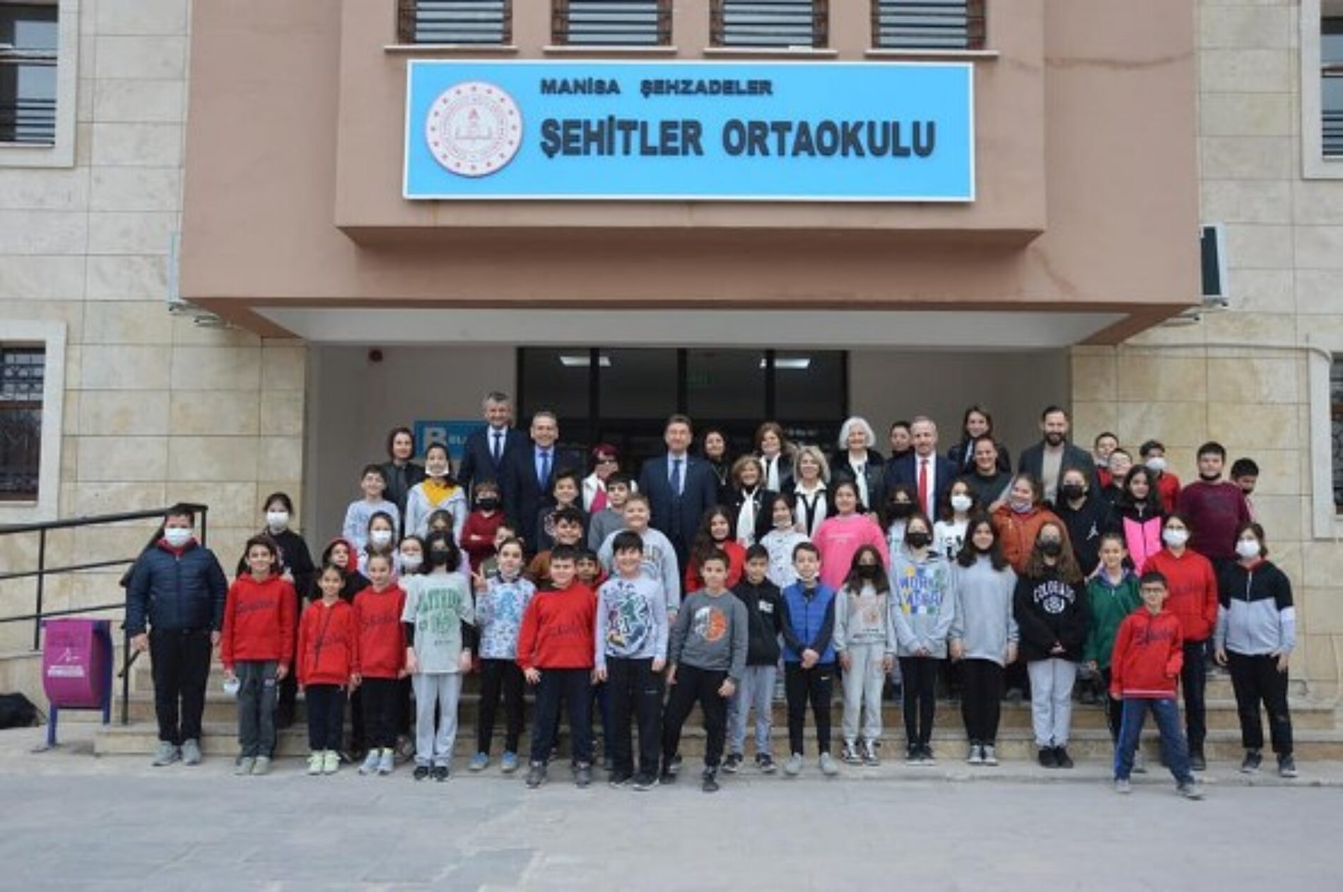 TYSD Manisa Şubemiz Hem Atatürk Köşesi Açılışını Gerçekleştirmiş hem de 139 Çocuğumuza Bot ve Mont Yardımında Bulunmuştur