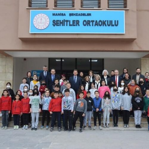 TYSD Manisa Şubemiz Hem Atatürk Köşesi Açılışını Gerçekleştirmiş hem de 139 Çocuğumuza Bot ve Mont Yardımında Bulunmuştur