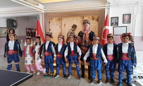 TYSD İstanbul Şubemiz Çocuklarımız İçin Satranç Panosu ve Folklor Kıyafetleri Bağışında Bulunmuştur