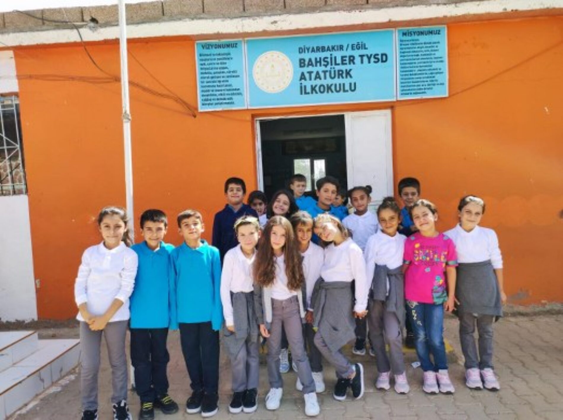 TYSD Genel Merkezi ve 130 Şubemiz Diyarbakır Eğil İlçesi Bahşiler Köyü TYSD Atatürk İlk ve Ortaokul Öğrencilerimize Forma Yardımında Bulunmuştur