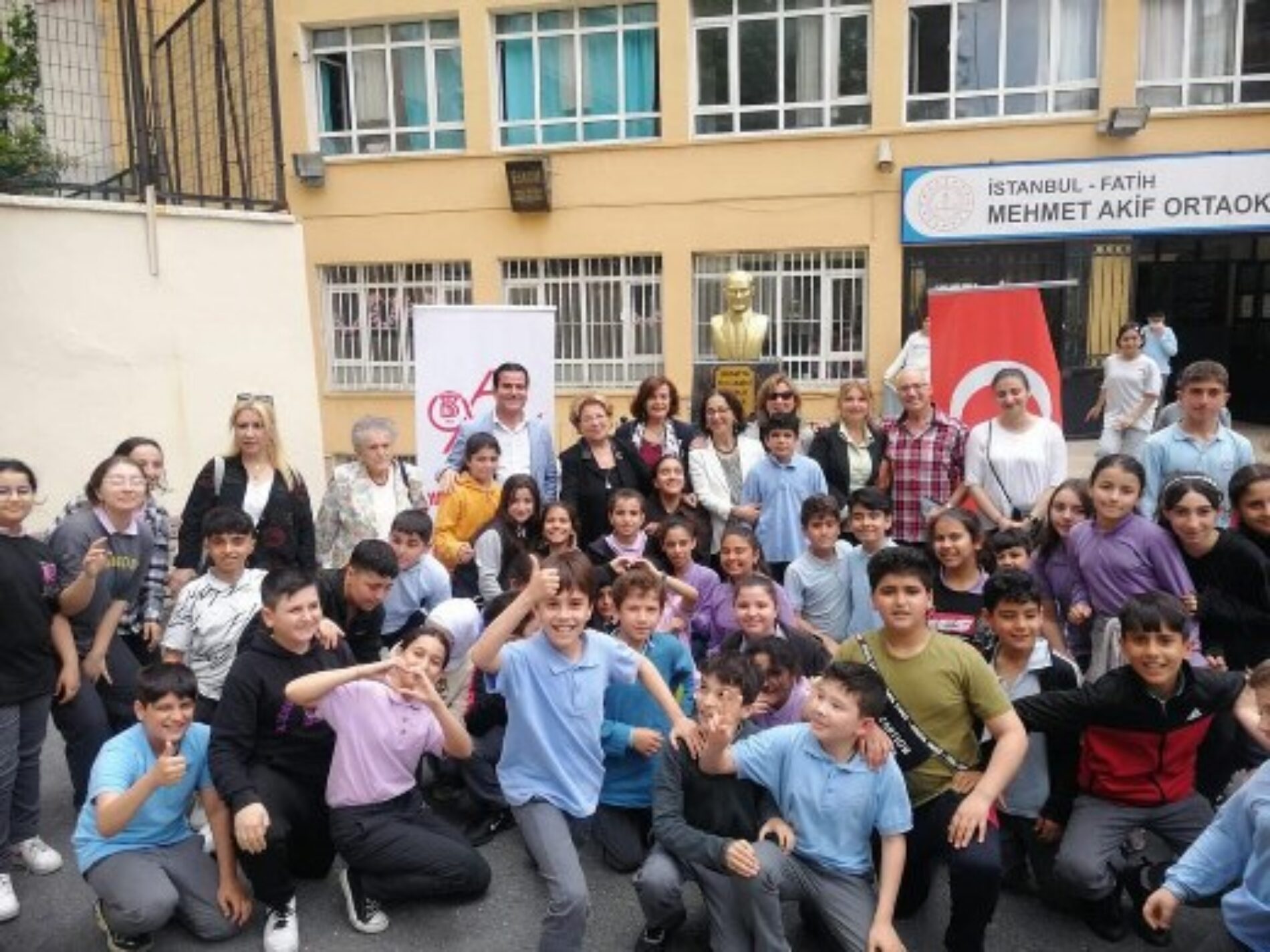 TYSD Beyoğlu Şubemiz Öğrencilerimize Atatürk Büstü Armağanında Bulunmuştur