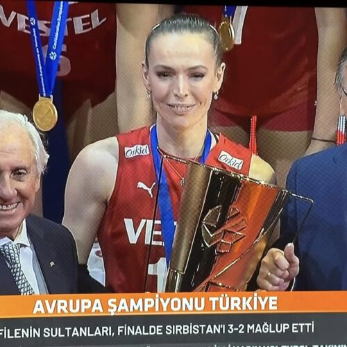 TYSD Genel Merkezi ve 130 Şubemiz Türk Kadın Voleybol Milli Takımımızı Kutlamaktadır