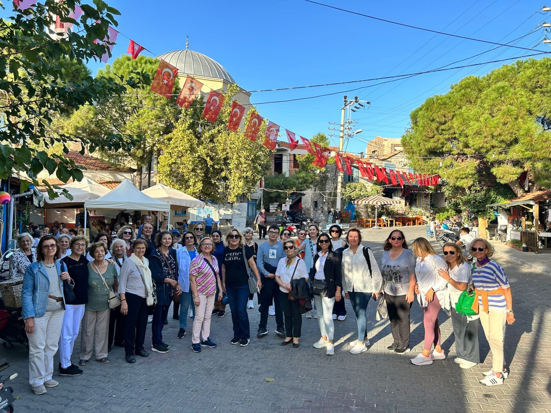 TYSD Aydın Şubemiz Cumhuriyetimizin 100. Yılı Kapsamında 100 Çocuğumuza Bot Dağıtmıştır