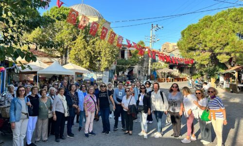 TYSD Aydın Şubemiz Cumhuriyetimizin 100. Yılı Kapsamında 100 Çocuğumuza Bot Dağıtmıştır