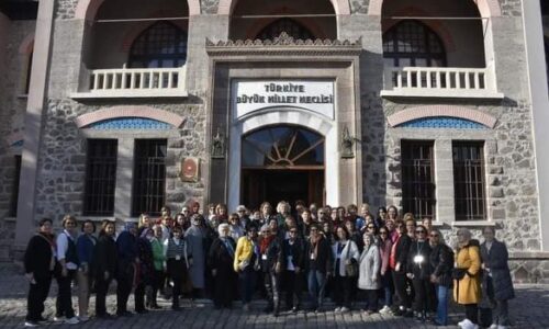 TYSD Menemen Şubemiz Cumhuriyetimizin 100. Yılında 100 Kadın Misafirimizle Anıtkabir ve Ankara Gezisine Katılım Sağlamışlardır