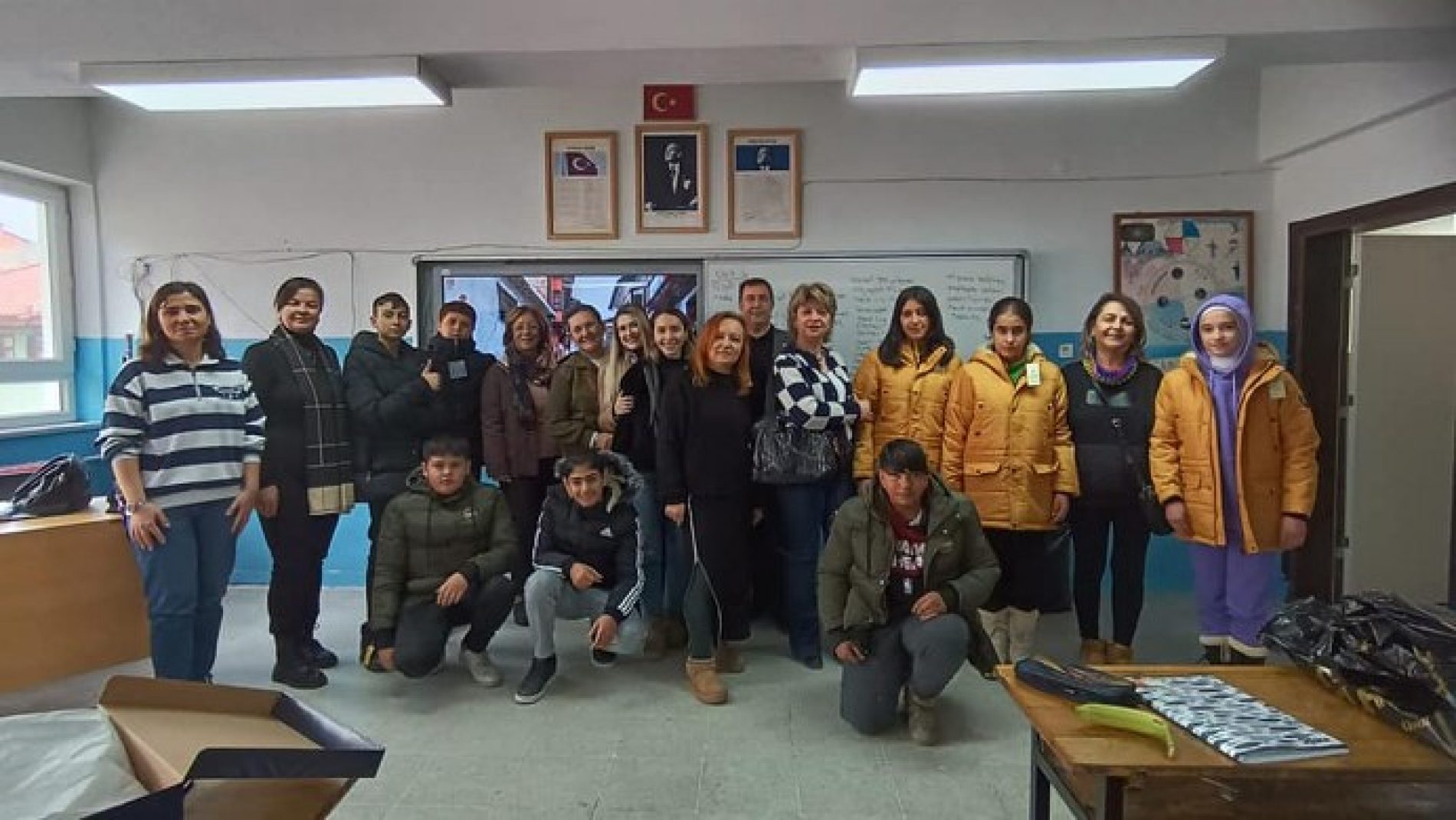 TYSD Kütahya Şubemiz 71 Öğrencimize Bot, Mont, Atkı ve Bere Armağanında Bulunmuştur