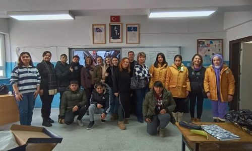 TYSD Kütahya Şubemiz 71 Öğrencimize Bot, Mont, Atkı ve Bere Armağanında Bulunmuştur
