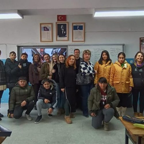 TYSD Kütahya Şubemiz 71 Öğrencimize Bot, Mont, Atkı ve Bere Armağanında Bulunmuştur