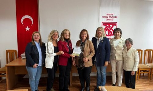 TYSD Genel Merkezimizden Sn. Fatma Ayan’a Bağış Sertifikası Takdimi